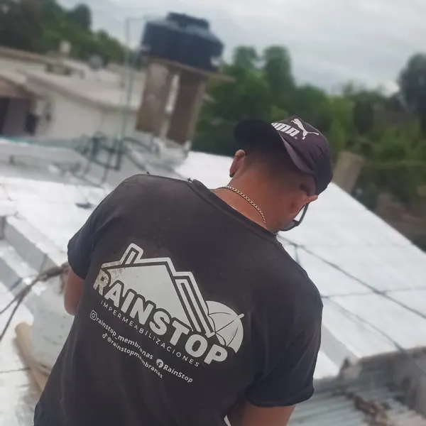 Técnico de RAINSTOP en la terraza de un trabajo terminado