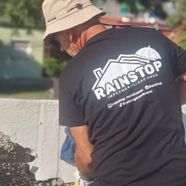 Técnico de RAINSTOP aplicando membrana con soplete