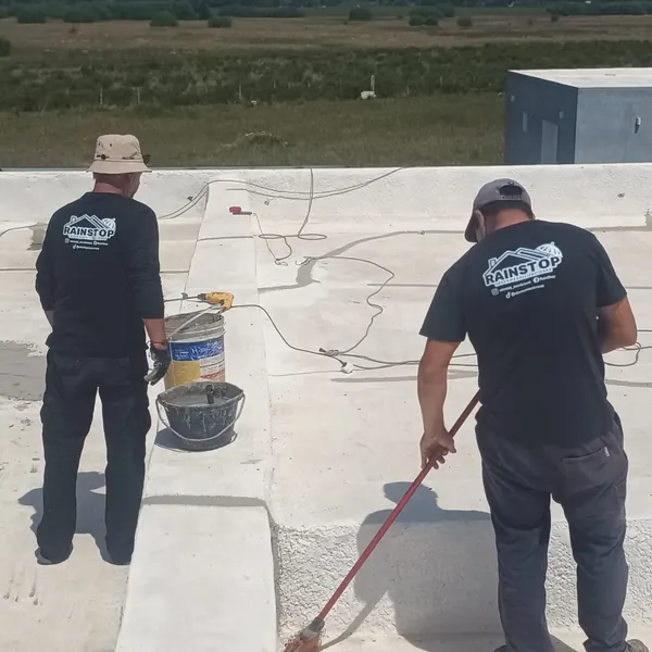 Técnico de RAINSTOP trabajando en un techo industrial de gran escala